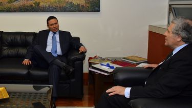 El secretario general de la OEA, Luis&nbsp;Almagro&nbsp;(d), habla con el ministro de Relaciones Exteriores de Guatemala, Carlos Raúl Morales (i), durante una reunión para tratar, entre otros temas, el diferendo territorial que el país centroamericano mantiene con Belice.