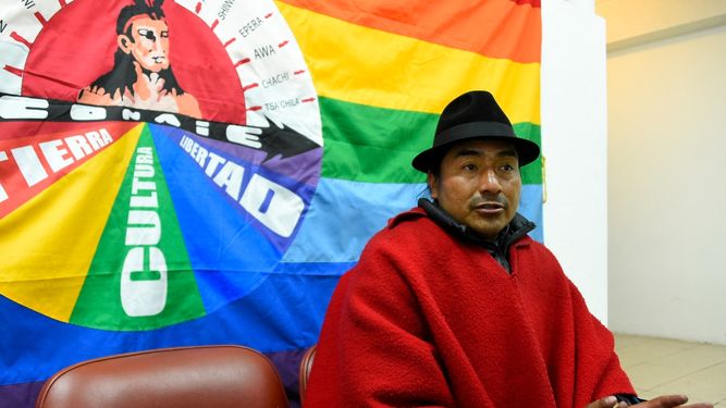 El líder de la Confederación de Nacionalidades Indígenas del Ecuador (CONAIE) Leonidas Iza habla durante una entrevista en el Ágora de la Casa de la Cultura Ecuatoriana, en Quito, el 23 de junio de 2022