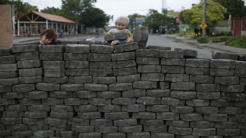 Barricada levantada por los manifestantes en una calle de Managua, capital de Nicaragua, en medio de las revueltas contra el Gobierno de Daniel Ortega.