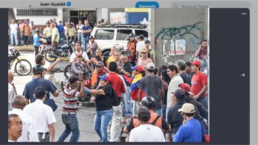 Colectivos amedrentan a manifestantes que esperaban la llegada del presidente encargado Juan Guaidó a la comunidad de El Guarataro, en el centro de Caracas