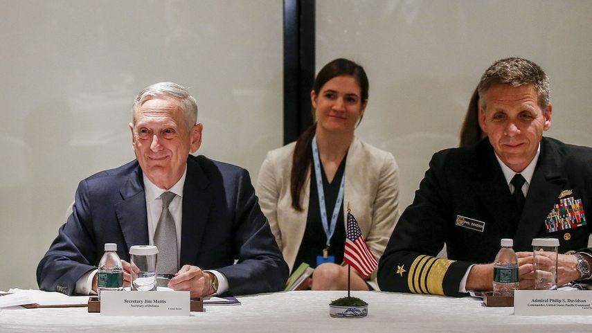 James Mattis (izq.), secretario de Defensa, junto al comandante Philip S. Davidson (der.), del&nbsp;Comando Indo-Pacífico de EEUU.