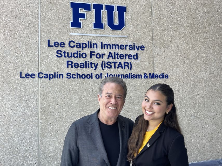 Lee Caplin junto a las alumna Samantha Gutiérrez en la inauguración de la escuela de periodismo. 
