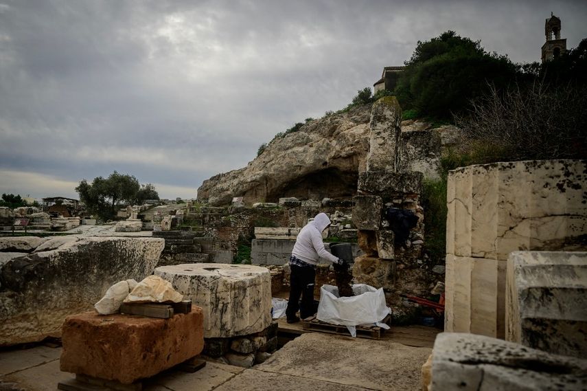 Los arqueólogos trabajan en el sitio arqueológico de Elefsina (Eleusis) el 13 de diciembre de 2022, que se convertirá en Capital Europea de la Cultura 2023. Durante unos 12 siglos, la histórica ciudad situada a unos 18 kilómetros (11 millas) al noroeste de Atenas fue el hogar del santuario de Eleusis, uno de los centros religiosos más importantes de la antigua Grecia y Roma.