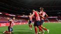 El delantero argentino del Atlético de Madrid Angel Correa celebra su gol con sus compañeros durante el partido de fútbol de la liga española El delantero argentino del Atlético de Madrid Angel Correa celebra su gol con sus compañeros durante el partido de fútbol de la liga española
