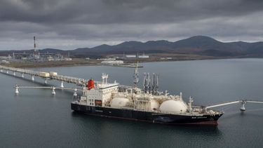 El petrolero Sun Arrows carga gas natural licuado del proyecto Sakhalin-2 en el puerto de Prigorodnoye, Rusia, el viernes 29 de octubre de 2021. Los problemas de gas natural de Europa están lejos de terminar en enero de 2022.