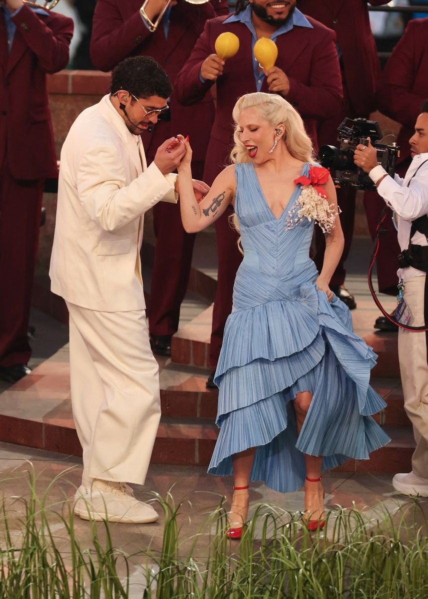 Bad Bunny y Lady Gaga actúan en el medio tiempo del Super Bowl 2026.