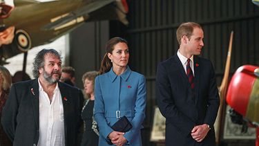 El príncipe británico Guillermo, a la derecha, y su esposa, Kate, visitan el museo Centro Herencia de Aviación Omaka acompañados del cineasta Peter Jackson, director de la película El señor de los anillos en Blendheim, Nueva Zelanda. (AP Foto/Tim Cuf