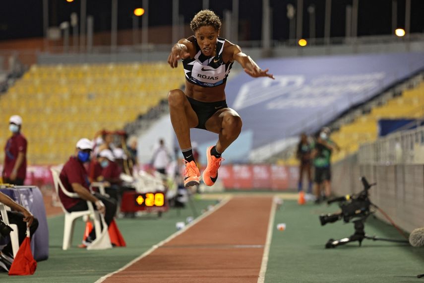 La venezolana Yulimar Rojas compite en la final de triple salto femenino durante la reunión de atletismo de la Liga Diamante en el estadio del Qatar Sports Club en la capital, Doha, el 28 de mayo de 2021 &nbsp; &nbsp;