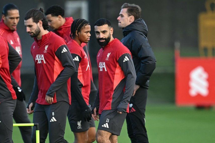 El delantero egipcio número 11 del Liverpool, Mohamed Salah (C), asiste a un entrenamiento del equipo en su ciudad deportiva en Kirkby, Liverpool, noroeste de Inglaterra, el 8 de diciembre de 2025, en vísperas del partido de la fase de liga de la UEFA Champions League contra el Inter de Milán en Milán. Mohamed Salah puso en seria duda su futuro en el Liverpool tras afirmar que lo habían convertido en el chivo expiatorio del desastroso rendimiento del campeón de la Premier League esta temporada.