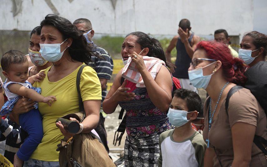 Los migrantes venezolanos lloran después de que fueron detenidos para ser devueltos a Ecuador, en Tumbes, Perú, el sábado 30 de enero de 2021.&nbsp;&nbsp;