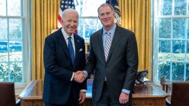 Daniel Erikson posa con Joe Biden en la Casa Blanca el 12ABR24. 