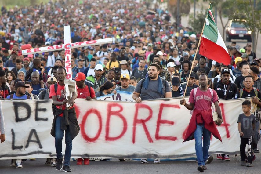 Los migrantes parten de Tapachula, México, el domingo 24 de diciembre de 2023.