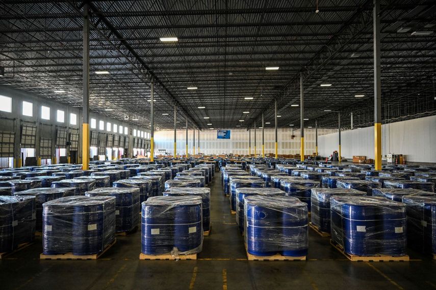 Imagen de los 13.000 barriles de precursores químicos procedentes de China y con detino al Cartel de Sinaloa en México para fabricar drogas sintéticas como el fentanilo.