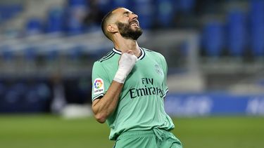 Karim Benzema celebra tras marcar un gol en el partido del Real Madrid contra la Real Sociedad por la Liga de España en San Sebastián, el domingo 21 de junio de 2020.&nbsp;
