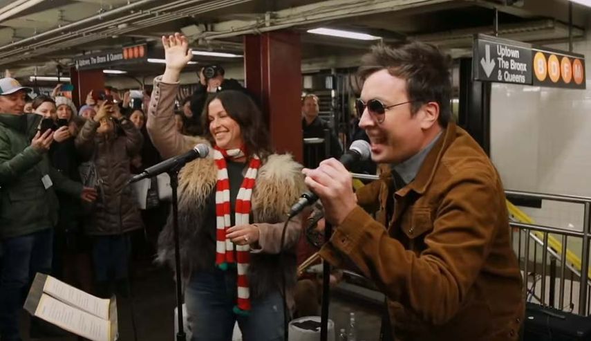 El gent&iacute;o se arremolin&oacute; de inmediato a su alrededor mientras interpretaban una versi&oacute;n de You oughta know, el cl&aacute;sico de 1995 incluido en el &aacute;lbum Jagged little pill de la canadiense.