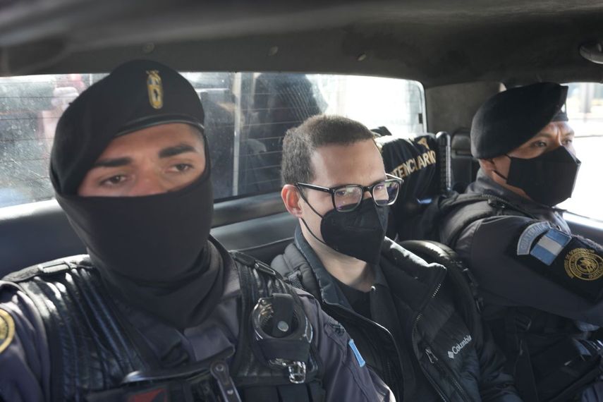 Luis Enrique Martinelli, hijo del expresidente panameño Ricardo Martinelli, llega para su extradición a Estados Unidos a una base de la Fuerza Aérea el lunes 15 de noviembre de 2021, en Ciudad de Guatemala.