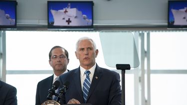 Mike Pence, vicepresidente de los EEUU, habla tras su visita al buque hospital USNS Comfort, en el puerto de Miami, el 18 de junio de 2019.