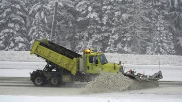 Una máquina quitanieves del Departamento de Transporte de Washington trabaja en un tramo de la autopista interestatal 90 el jueves 9 de diciembre de 2021, cerca de Snoqualmie Pass en el estado de Washington.&nbsp;