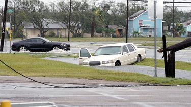 Un automovilista pasa un coche atrapado en las inundaciones después del huracán Harvey en Rockport, Texas, EEUU.