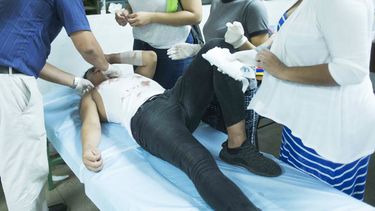 Un grupo de médicos y enfermeros atienden a un herido, durante protestas en Managua, Nicaragua.