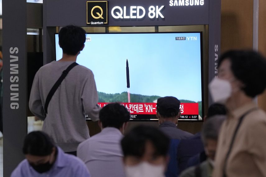 Una pantalla de televisión muestra una imagen de archivo del lanzamiento de un misil norcoreano, durante un programa de noticias, en la estación de tren de Seúl, Corea del Sur, el miércoles 28 de septiembre de 2022.&nbsp;