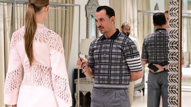 Rami Al Ali le habla a una modelo en su estudio en Dubai. Es el primer diseñador sirio en ser elegido para presentar en París; llevara su colección otoño-invierno 2025 a la pasarela parisina. 