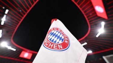 El logotipo del Bayern Múnich aparece en una bandera de esquina en el Allianz Arena antes del partido de vuelta de los octavos de final de la Liga de Campeones de la UEFA entre el FC Bayern de Múnich y la Lazio en Múnich, sur de Alemania, el 5 de marzo de 2024. &nbsp;