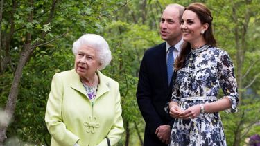 Kate Middleton junto al príncipe William mientras le muestra a la reina Isabel II el Jardín de regreso a la naturaleza que diseñó&nbsp;