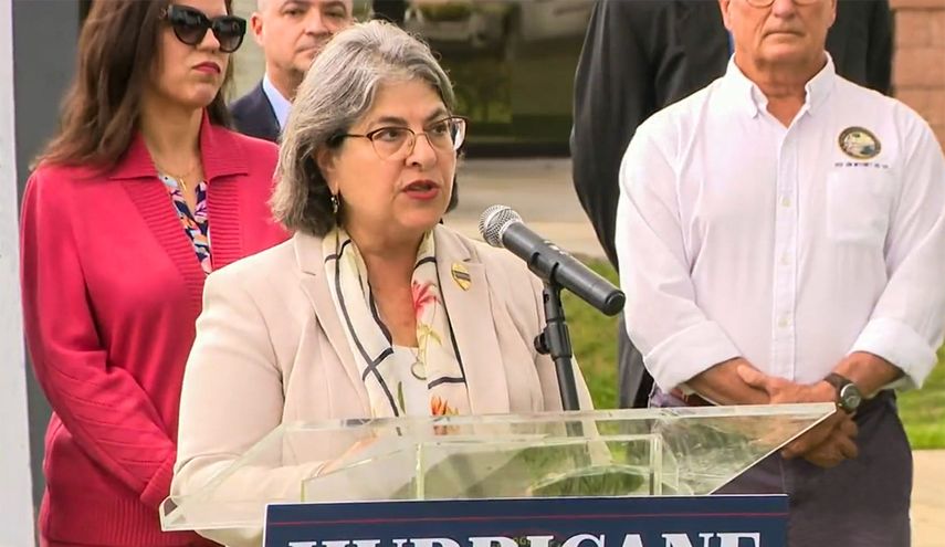 La alcadesa del condado Miami-Dade, Daniella Levine Cava, recuerda la destrucción del huracán Andrew.