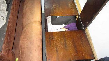 Fotograf&iacute;a proporcionada el lunes 9 de diciembre por la Oficina de Aduanas y Protecci&oacute;n Fronteriza de Estados Unidos (CBP) de una persona escondida al interior de un cofre de madera en un cami&oacute;n que fue detenido el s&aacute;bado 7 de diciembre cuando entraba a California desde M&eacute;xico en el cruce fronterizo de San Ysidro, cerca ce San Diego, California.&nbsp;