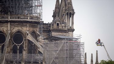 Los bomberos trabajan en la catedral de Notre-Dame después de un incendio masivo que provocó el colapso de su torre y techo mientras se conservaba la estructura principal.
