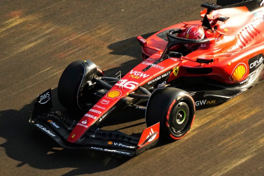 Charles Leclerc de Ferrari maniobra su auto en la clasificación durante el Gran Premio de Azerbaiyán en Bakú, el viernes 28 de abril del 2023.