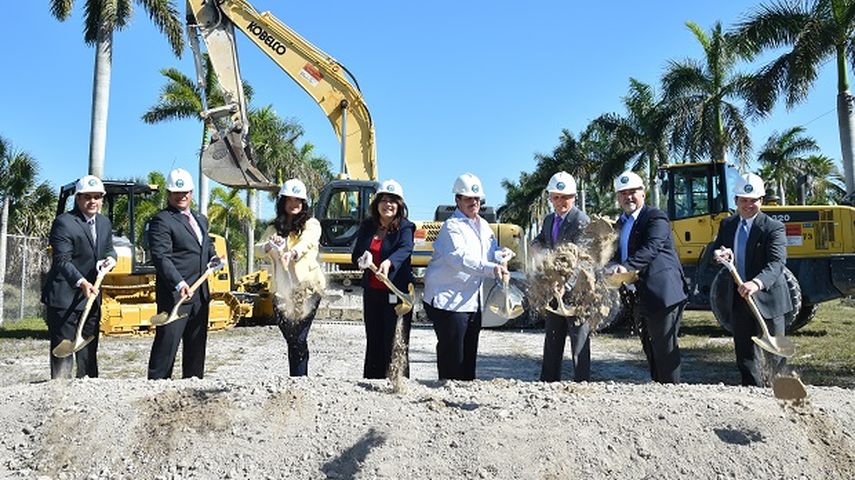 Los comisionados y el alcalde de Doral, acompañados del Comisionado de Miami-Dade, José Pepe Díaz, participaron en la ceremonia inaugural del proyecto. (Álvaro Mata)
