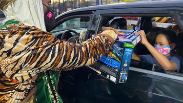 Uno de los Reyes Magos dio juguetes a los niños en el evento de este 6 de enero en North Miami Beach. 
