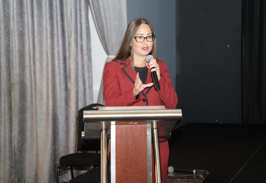 Jacqueline García-Roves se dirige a los presentes durante la actividad.