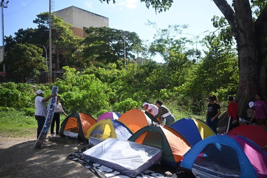 Familiares de los presos instalaron tiendas de campaña mientras esperaban noticias sobre la liberación de los reclusos frente a la prisión El Rodeo I en Guatire, estado Miranda, a unos 30 kilómetros al este de Caracas, el 12 de enero de 2026.