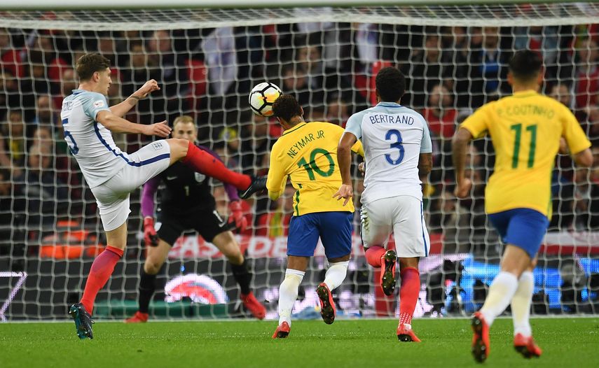 Brasileños e ingleses se preparan para participar en la cita mundialista del próximo año en Rusia.