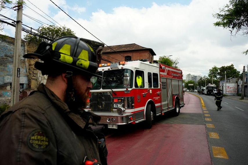 Los bomberos responden a un incendio en Colegio Nacional Internado Barros Arana en Santiago de Chile, el miércoles 23 de octubre de 2024.