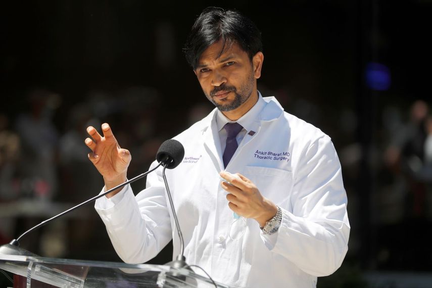 El doctor Ankit Bharat, jefe del departamento de cirugía torácica del Hospital Northwestern, habla en rueda de prensa el jueves 11 de junio de 2020, en Chicago, sobre un trasplante doble pulmonar que realizó a una joven en Chicago que había sufrido daños severos en pulmones a raíz del coronavirus. 