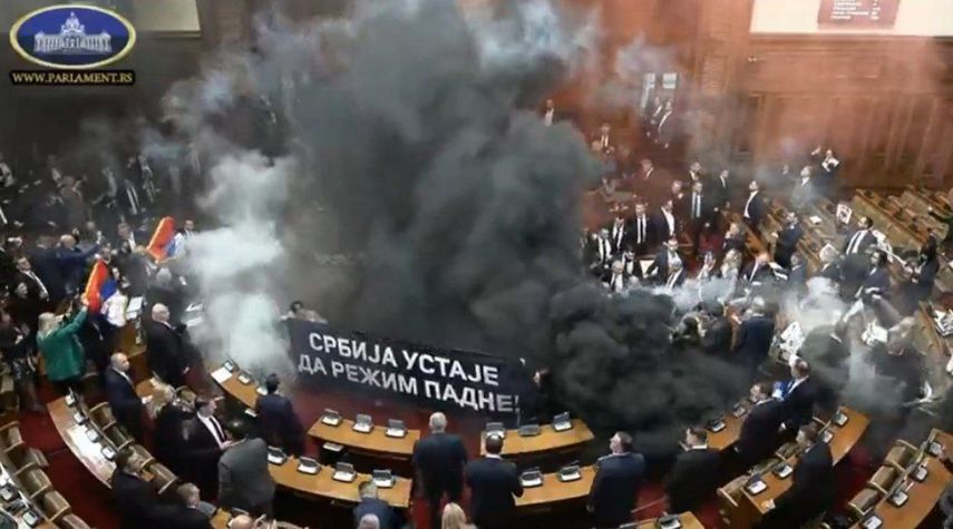 DIputados lanzan bombas de humo en el Parlamento de Serbia en apoyo a las protestas contra el gobierno pro-ruso