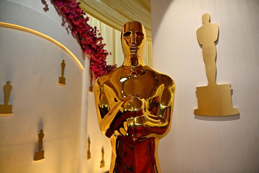 Una estatua del Óscar se muestra en la alfombra roja de la 96.ª edición de los Premios de la Academia en el Teatro Dolby en Hollywood, California, el 9 de marzo de 2024.&nbsp; &nbsp; &nbsp;