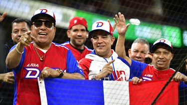 Fanáticos disfrutan del juego de la Serie del Caribe Miami 2024 entre el campeón de República Dominicana y el monarca de Puerto Rico