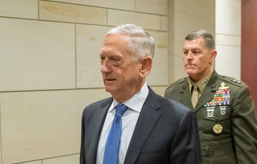 James Mattis (izq.), secretario de Defensa de EEUU, deja el cargo a finales de febrero de 2019.