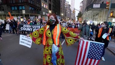 Personas marchan por la Quinta Avenida durante un mitin Count Every Vote, en Nueva York el 4 de noviembre de 2020. El 4 de noviembre, el aspirante presidencial demócrata Joe Biden se acercó al número mágico de 270 votos electorales necesarios para ganar la Casa Blanca con varios estados todavía en juego, mientras el presidente en funciones, Donald Trump, desafió el conteo de votos.&nbsp;