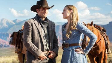 Westworld, inspirada por la película clásica de 1973 del escritor y director Michael Crichton, ha sido galardonada por el Writers Guild of America.