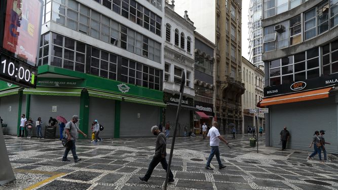 Foto de archivo tomada el 6 de marzo de 2021 de tiendas cerradas y calles vacías luego del cierre de servicios no esenciales a la medianoche y hasta el 20 de marzo en Sao Paulo, Brasil.