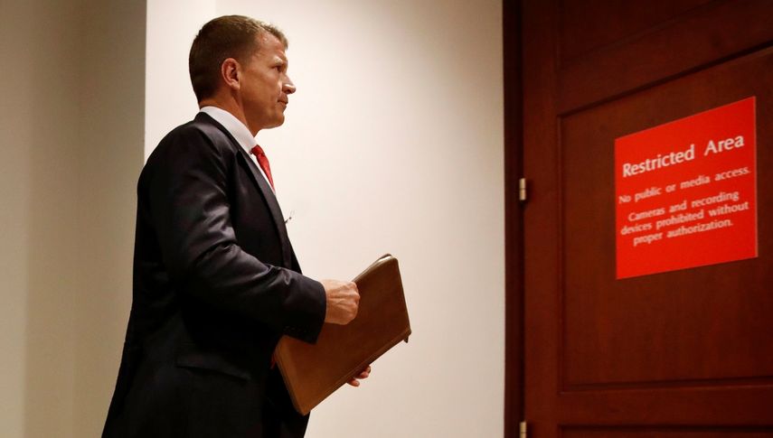 En esta fotograf&iacute;a de archivo del 30 de noviembre de 2017, Erik Prince, fundador de la compa&ntilde;&iacute;a de seguridad que sol&iacute;a llamarse Blackwater, llega a una reuni&oacute;n con miembros de la Comisi&oacute;n de Inteligencia de la C&aacute;mara de Representantes en el Capitolio, en Washington