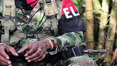 Miembro de la guerrilla del Ejército de Liberación Nacional (ELN) de Colombia sujetando un arma.