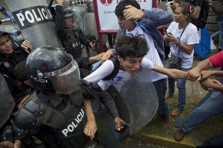 Policías y manifestantes se enfrentan en Nicaragua