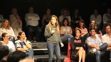 La puesta en escena es completamente diferentes, ya que el texto así lo requiere.